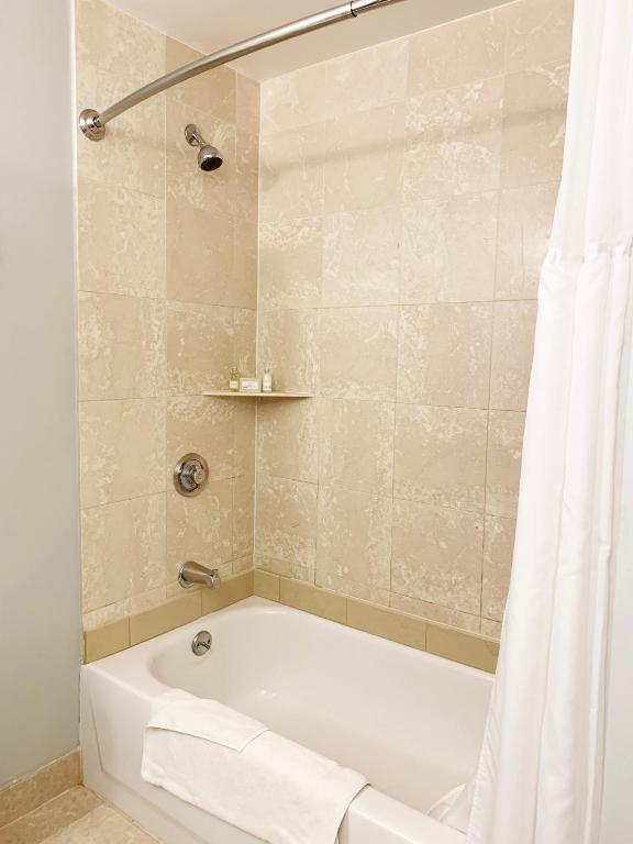 Water's Edge Resort & Spa - Deluxe Queen Room With Two Queen Beds