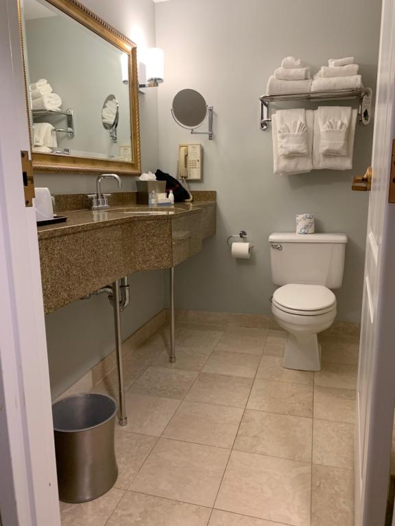 Water's Edge Resort & Spa - Standard King Room