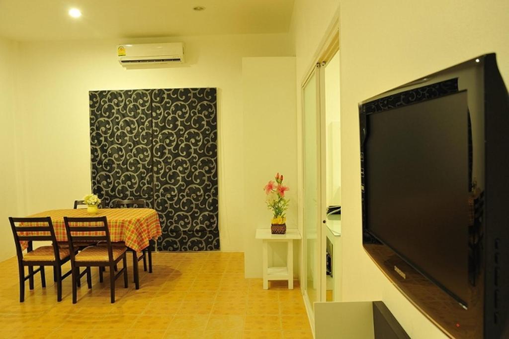TV a/nebo společenská místnost v ubytování Clear House Phuket