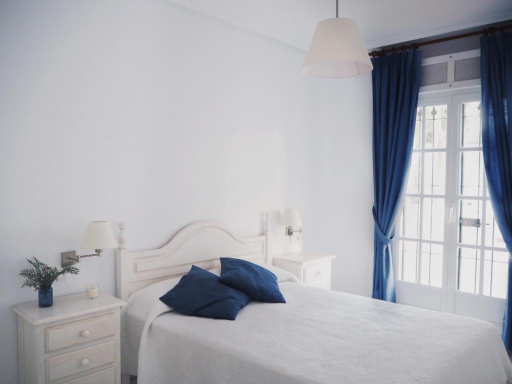 A bed or beds in a room at Apartamento La Barrosa, Chiclana