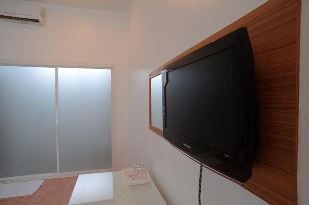 TV a/nebo společenská místnost v ubytování Clear House Phuket