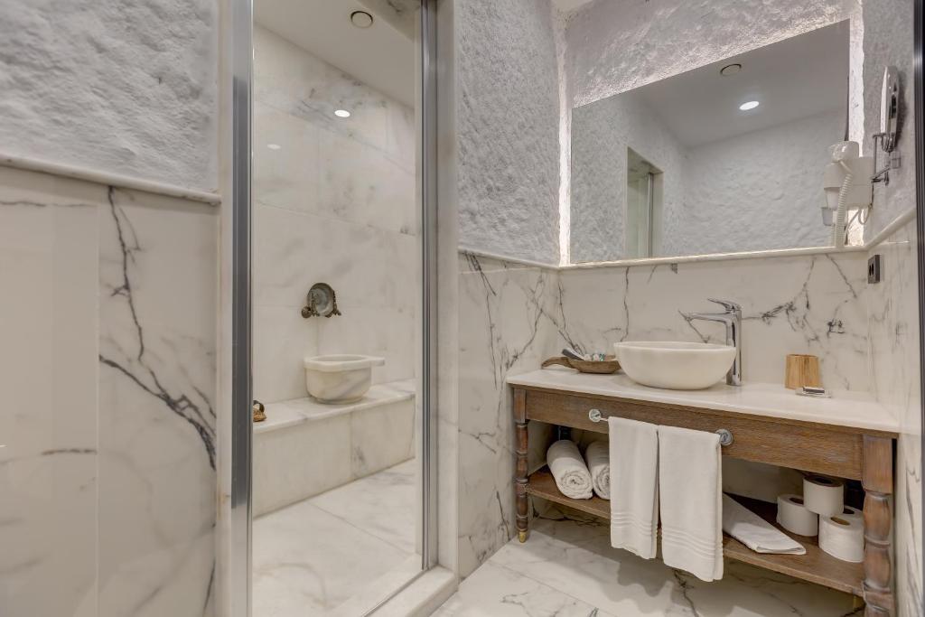 A bathroom at Alachi Hotel