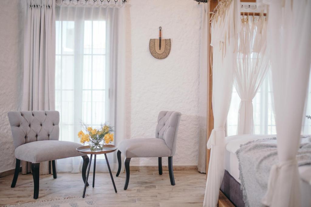A bed or beds in a room at Alachi Hotel