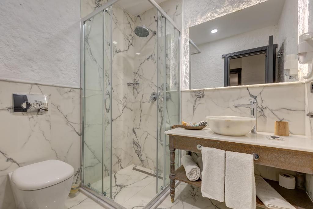 A bathroom at Alachi Hotel