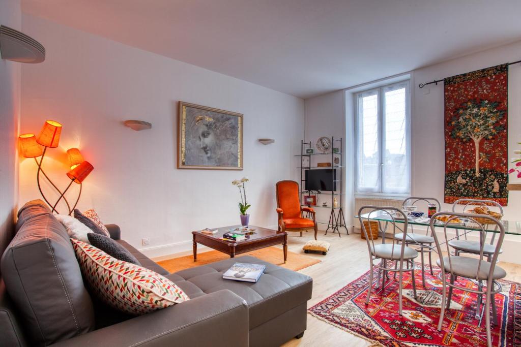 un salon avec un canapé et une table dans l'établissement La licorne sarladaise, à Sarlat-la-Canéda