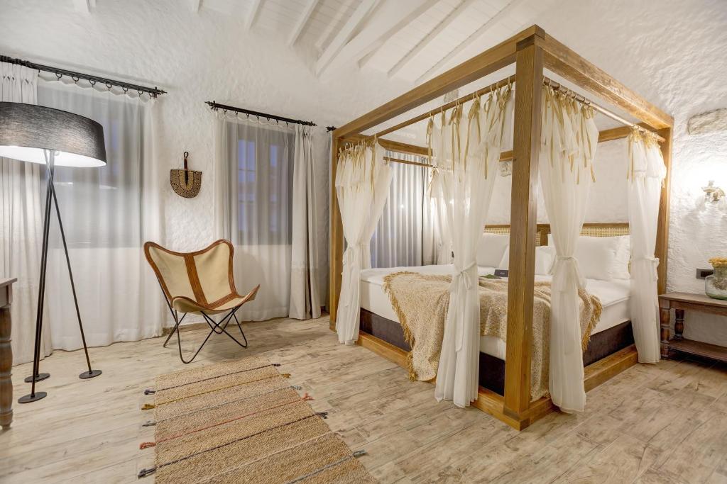 A bed or beds in a room at Alachi Hotel