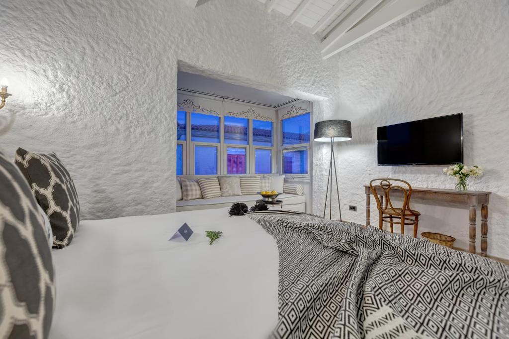 A television and/or entertainment centre at Alachi Hotel