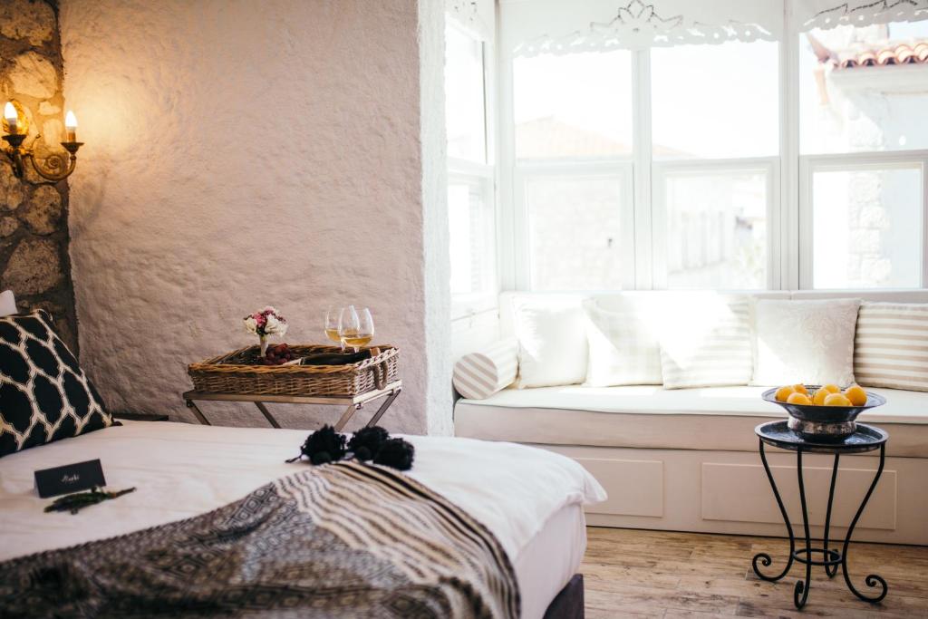 A bed or beds in a room at Alachi Hotel