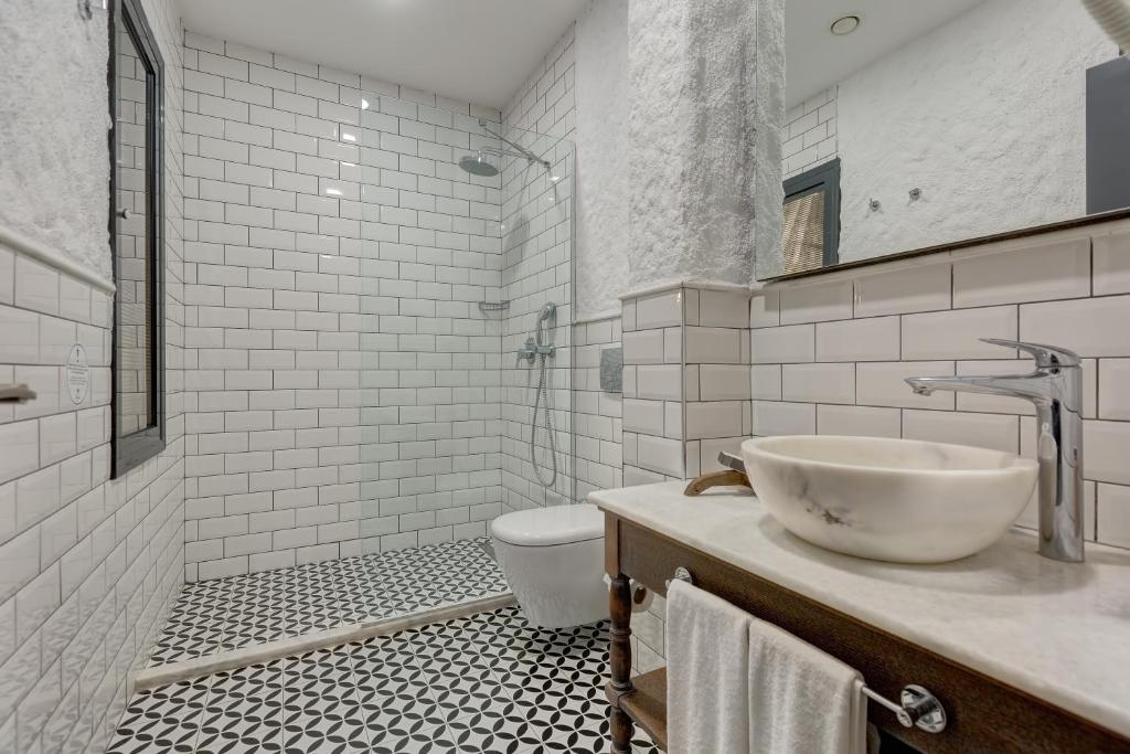A bathroom at Alachi Hotel