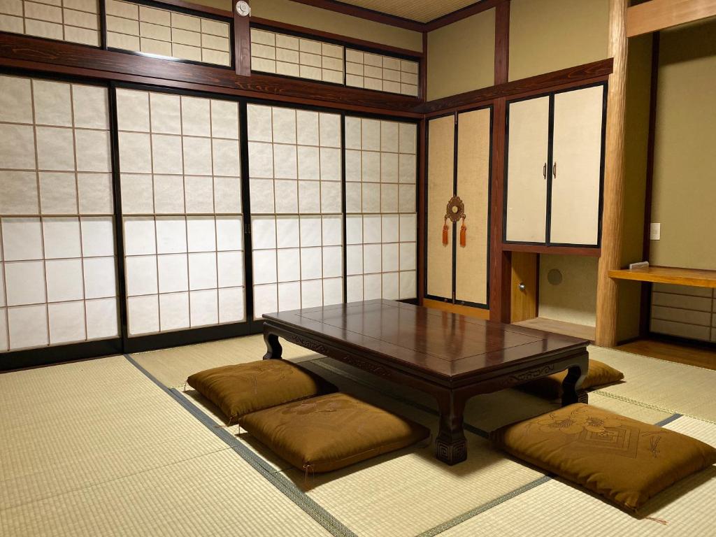 una camera con tavolo e due cuscini di Yasunoya #HH2x a Toyama