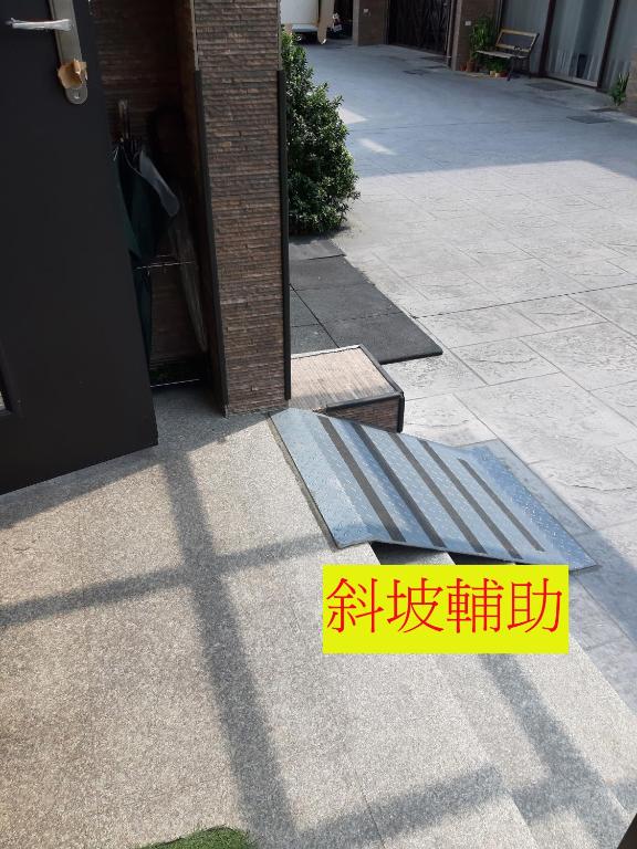 a sign on the sidewalk in front of a building at 充電樁 羅東木村電梯民宿Luodong Tree BnB 雲朵朵二館 免費洗衣機 烘衣機 星巴克咖啡豆 國旅卡特約店 in Luodong