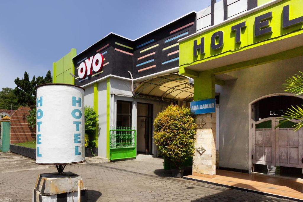 a hotel with a sign in front of it at SUPER OYO 3024 Hotel Kebon Manis in Cilacap