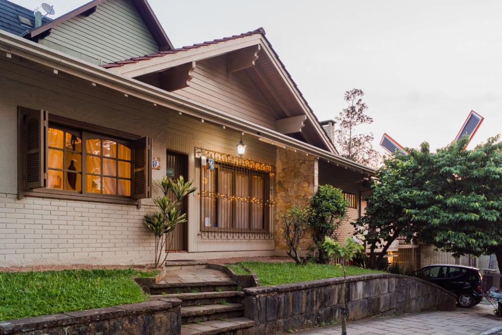 ein Haus mit einer Veranda und einem Fenster in der Unterkunft Casa Wilma Dinnebier Hospedagem in Gramado