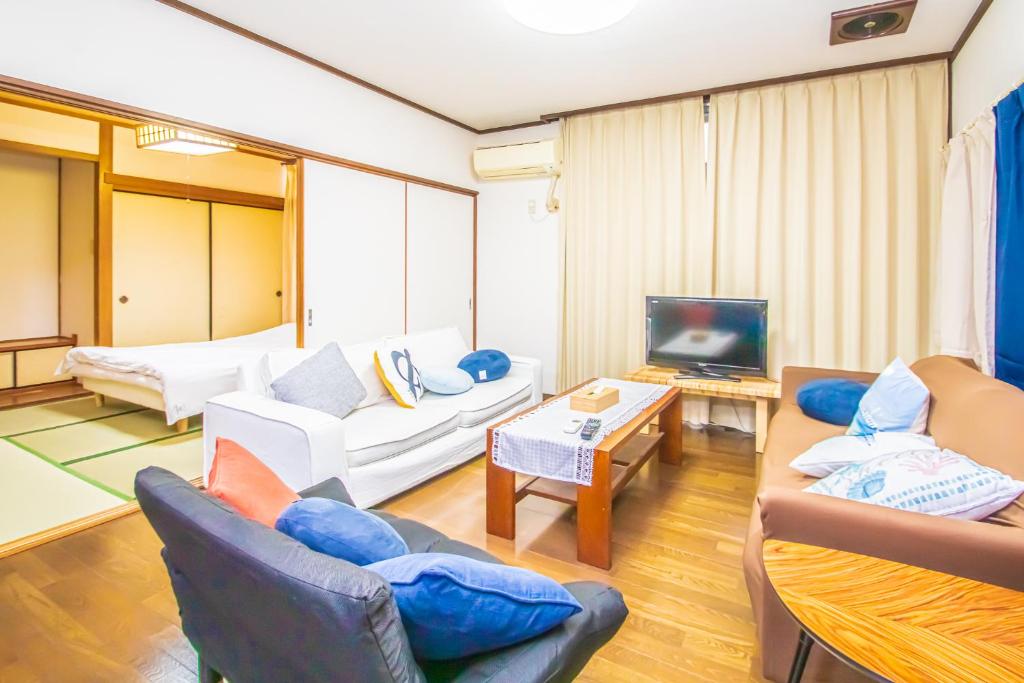 un soggiorno con due divani e una TV di AMP FLAT Tenjin Minami Ⅱ a Fukuoka