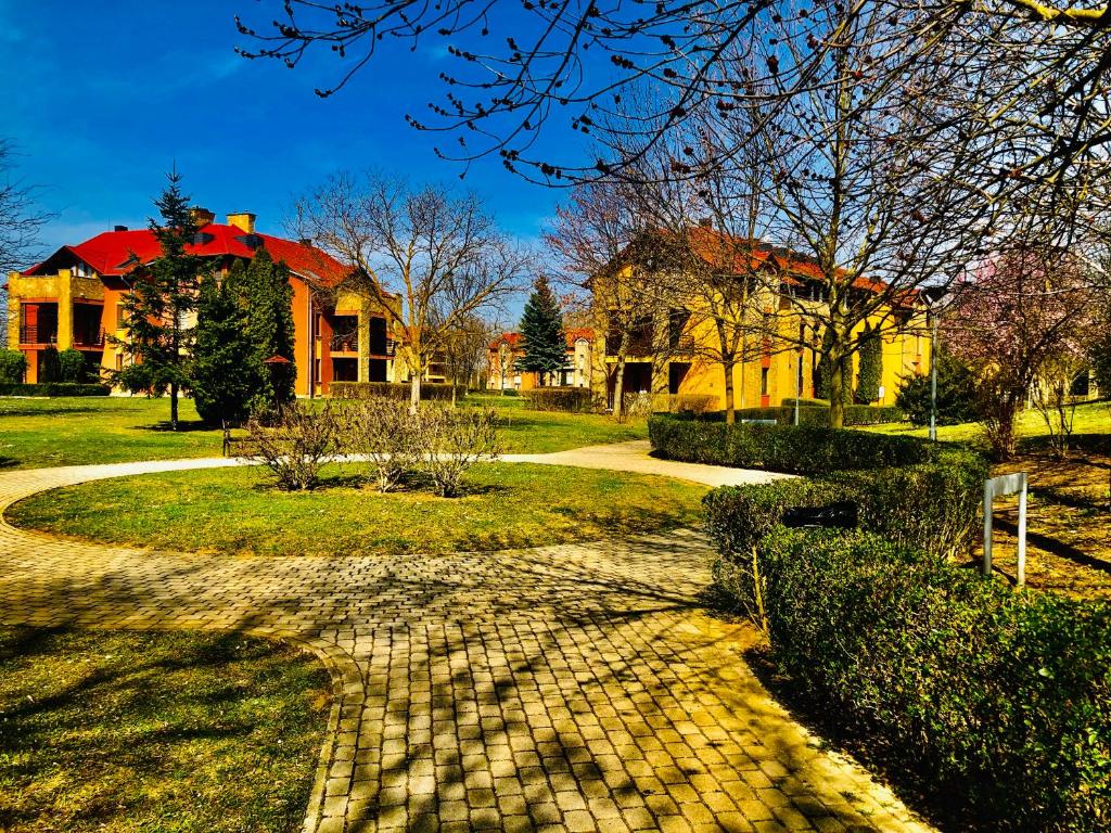 A garden outside Birdland Apartman