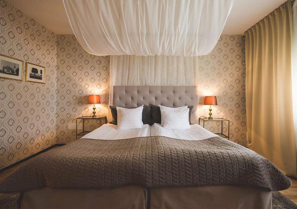 Postel nebo postele na pokoji v ubytování Hotel Bellevue