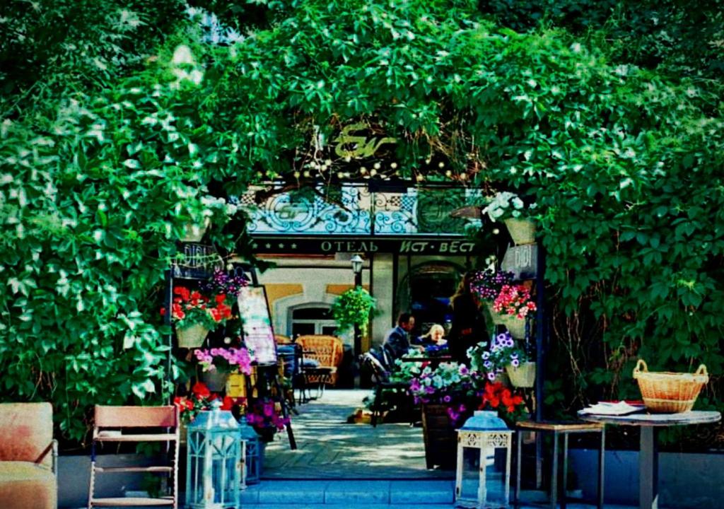 モスクワにあるEast-Westの花とテーブルが並ぶ庭屋