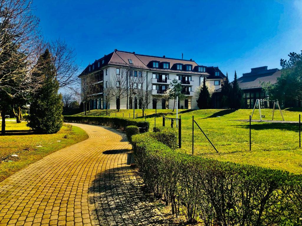 A garden outside Birdland Apartman