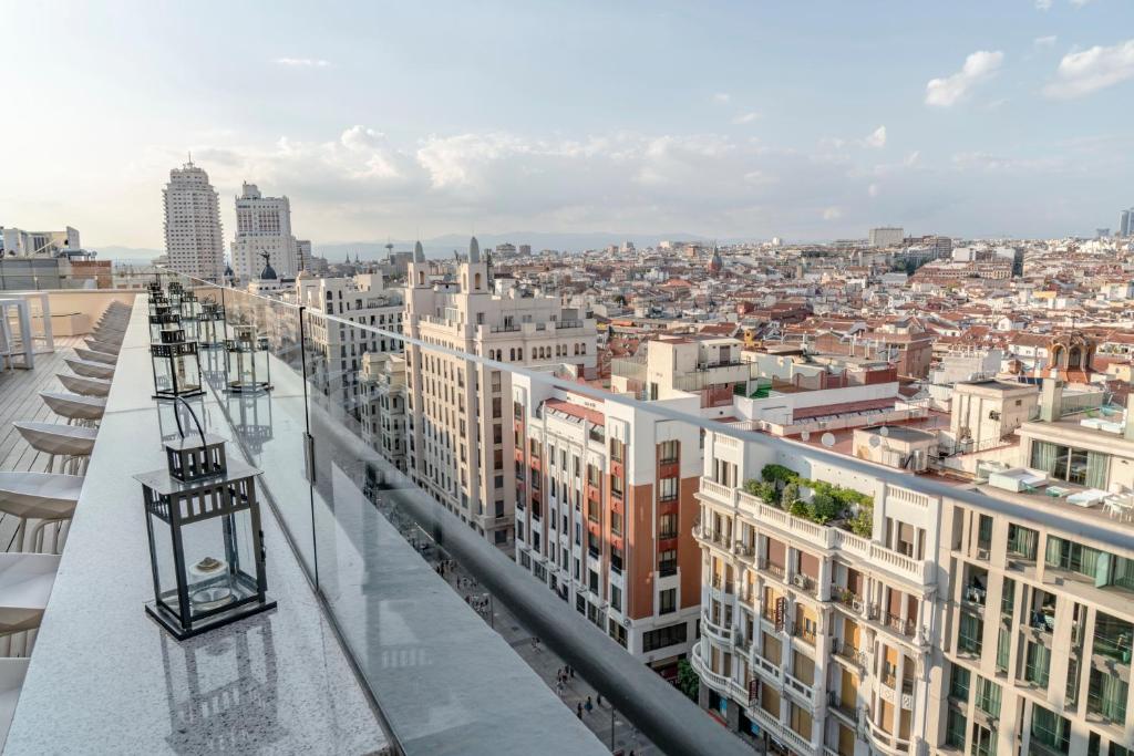 Nespecifikovaný výhled na destinaci Madrid nebo výhled na město při pohledu z hotelu