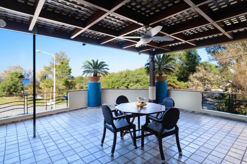 Balkón alebo terasa v ubytovaní Xenios Dias Luxury Apartments With Sea View