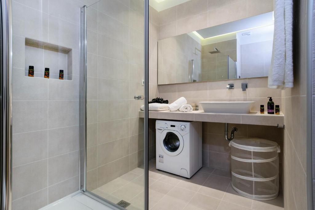 Kúpeľňa v ubytovaní Xenios Dias Luxury Apartments With Sea View