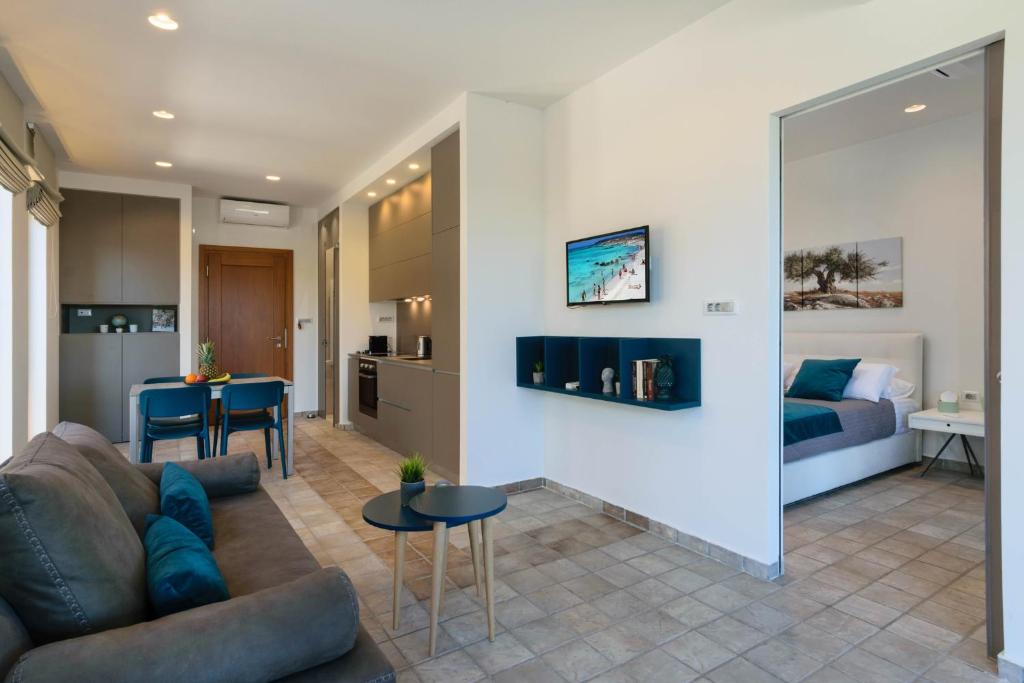 Televízia a/alebo spoločenská miestnosť v ubytovaní Xenios Dias Luxury Apartments With Sea View