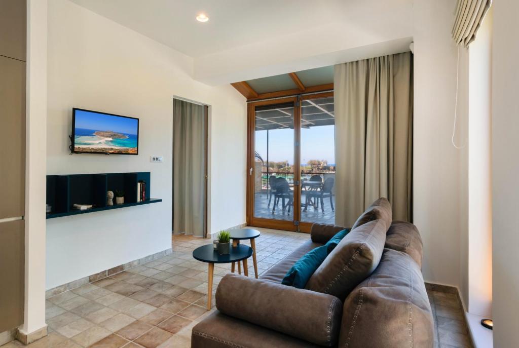 Televízia a/alebo spoločenská miestnosť v ubytovaní Xenios Dias Luxury Apartments With Sea View