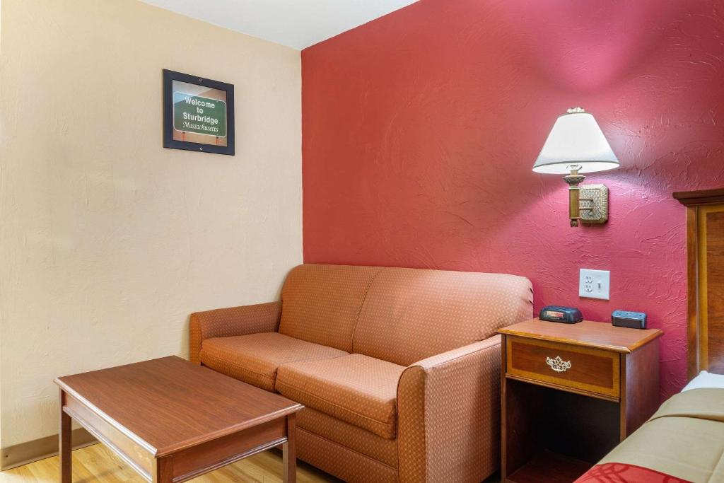 Ein Sitzbereich in der Unterkunft Econo Lodge Sturbridge Route 20