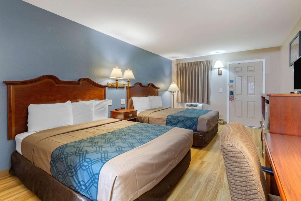 Ein Bett oder Betten in einem Zimmer der Unterkunft Econo Lodge Sturbridge Route 20