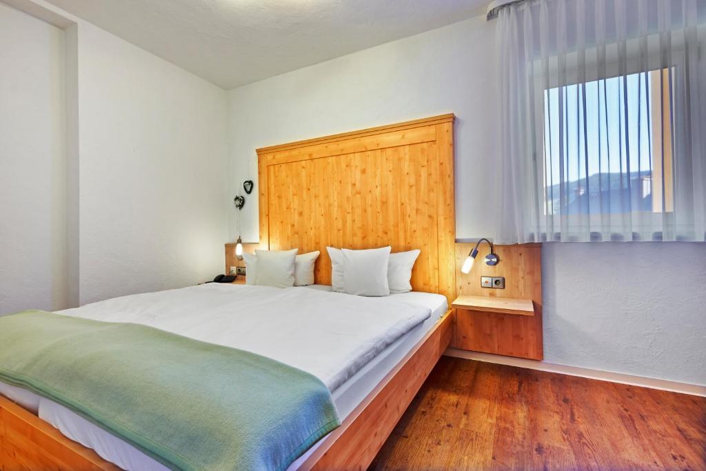 Postel nebo postele na pokoji v ubytování Hotel Engel - Familotel Hochschwarzwald