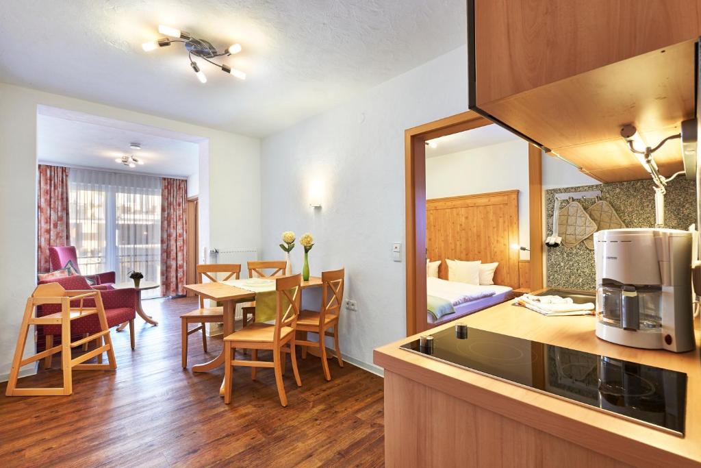 Kuchyň nebo kuchyňský kout v ubytování Hotel Engel - Familotel Hochschwarzwald