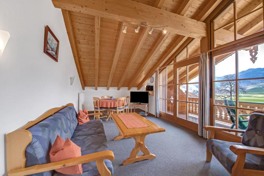 sala de estar con sofá y mesa en Petrushof Ferienwohnung Hochplatte, en Oberwössen