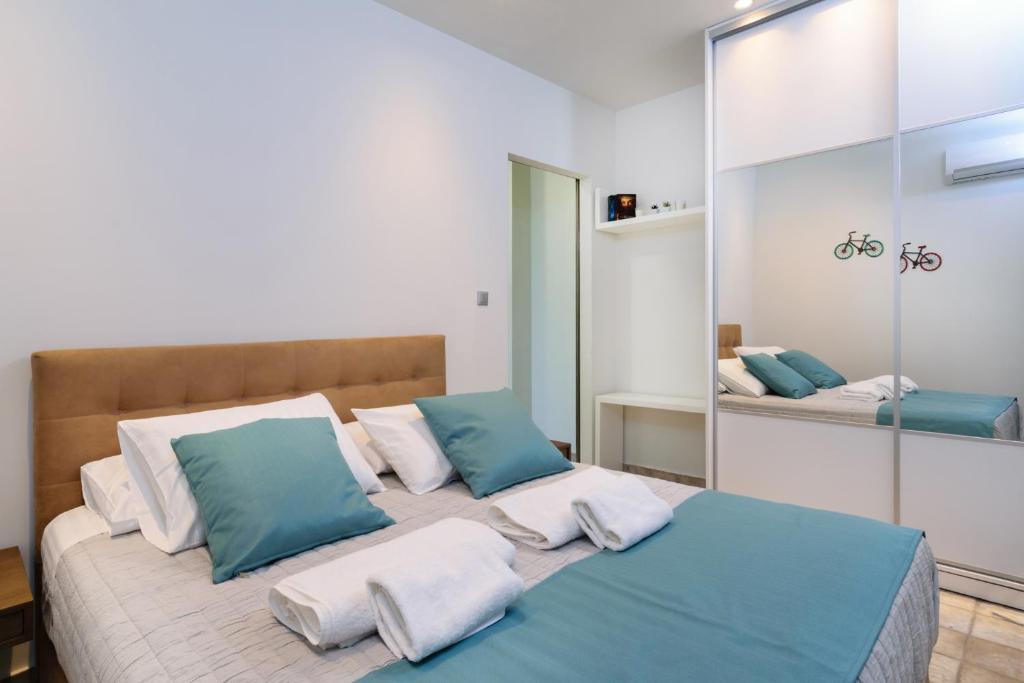Posteľ alebo postele v izbe v ubytovaní Xenios Dias Luxury Apartments With Sea View