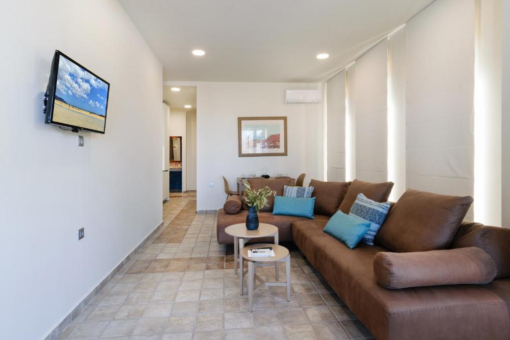 Posedenie v ubytovaní Xenios Dias Luxury Apartments With Sea View