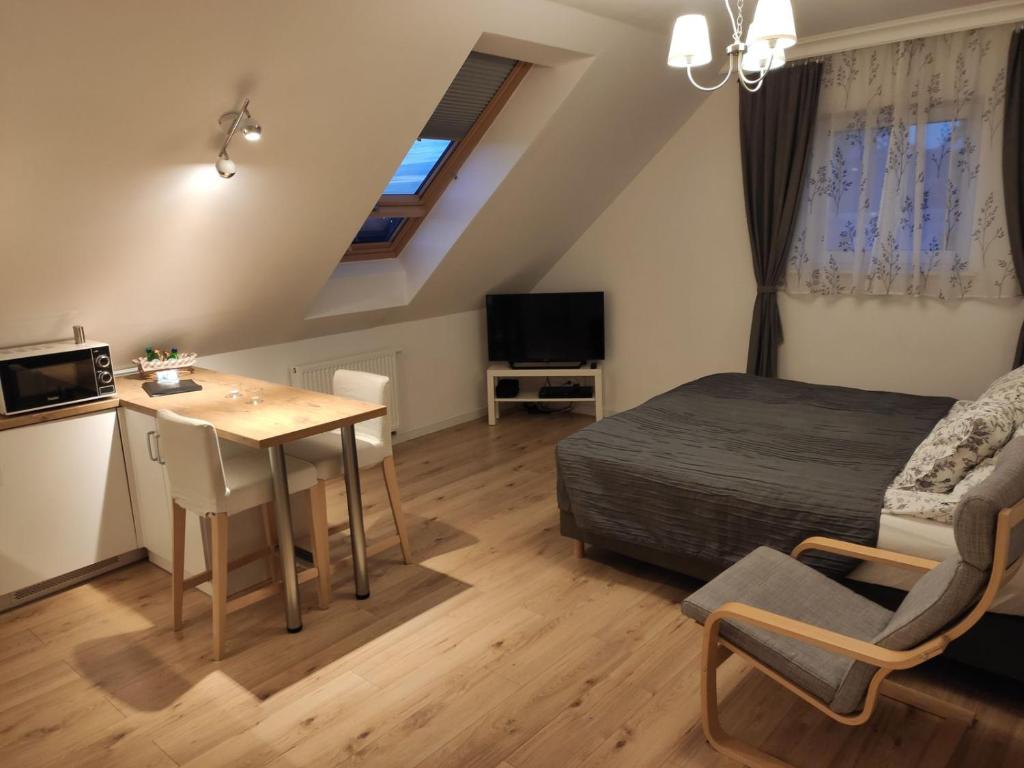 Televízia a/alebo spoločenská miestnosť v ubytovaní Pietrzak Apartments