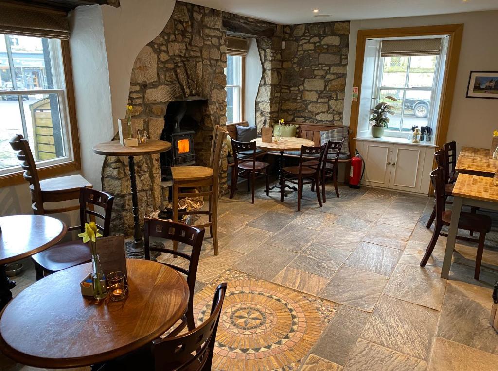 Uma área de estar em The Covenanter Hotel