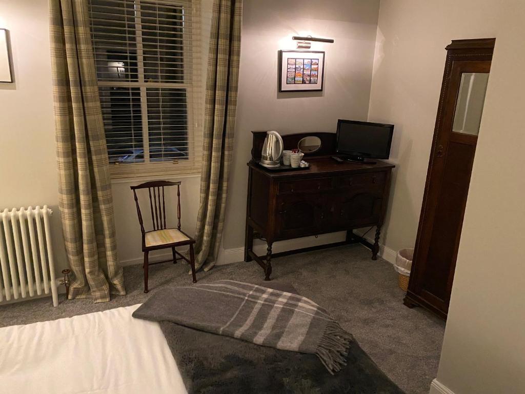 Uma cama ou camas num quarto em The Covenanter Hotel