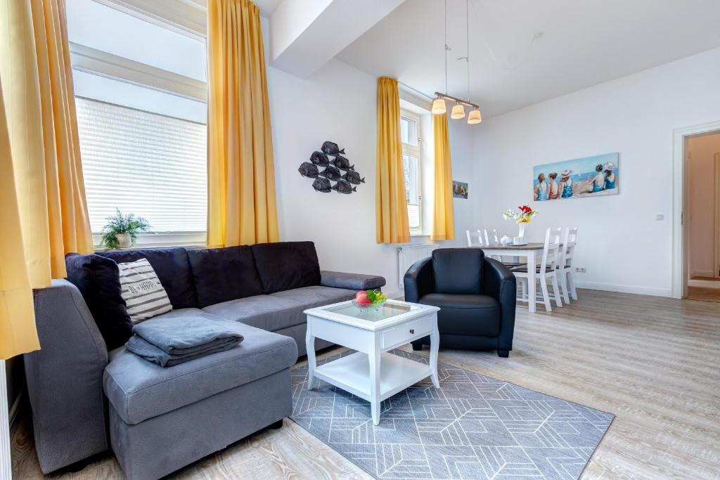 ein Wohnzimmer mit einem Sofa und einem Tisch in der Unterkunft Haus Meerblick - 10 in Ahlbeck