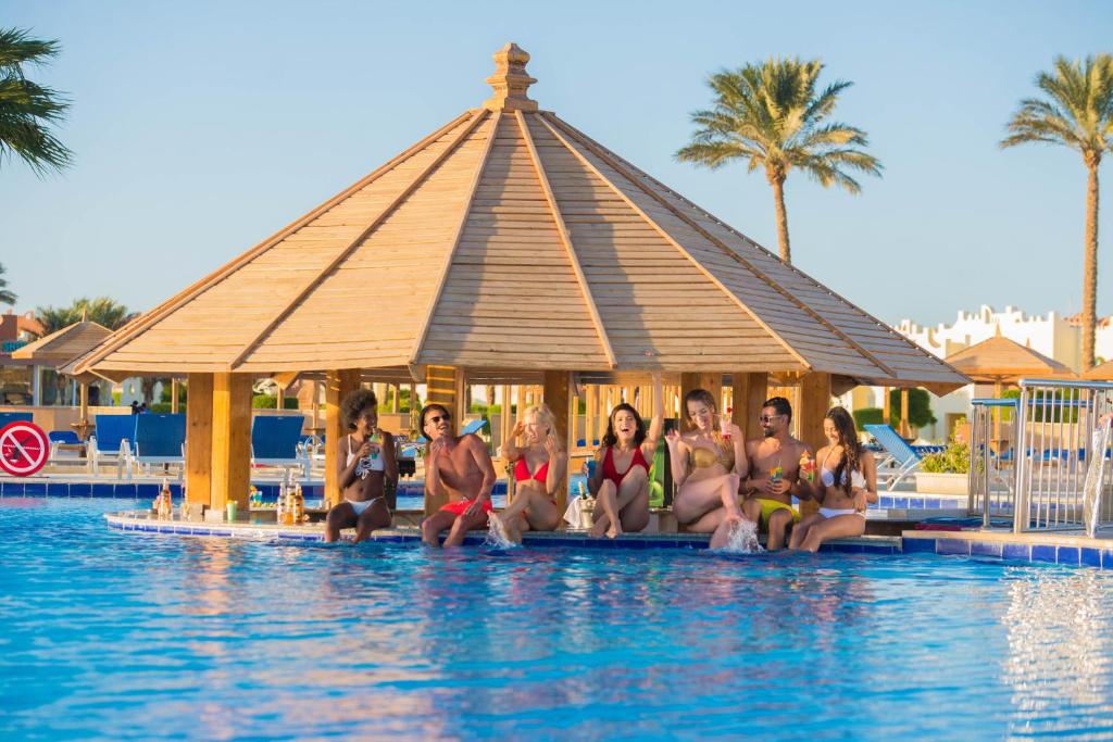 Bazén v ubytování Sunrise Royal Makadi Resort nebo v jeho okolí