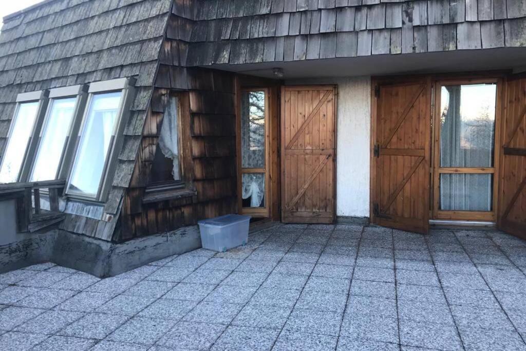 皮拉A CASA DI ANNA PILA AOSTA的一面是一座带木门的建筑