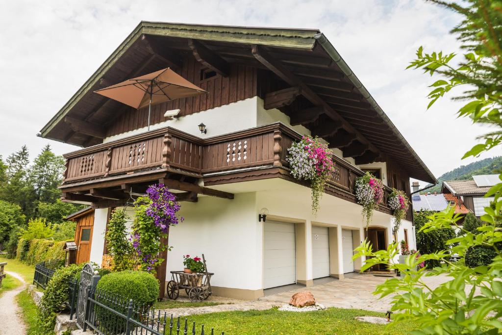 uma casa com uma varanda em cima em Ferienhaus Eva em Ruhpolding