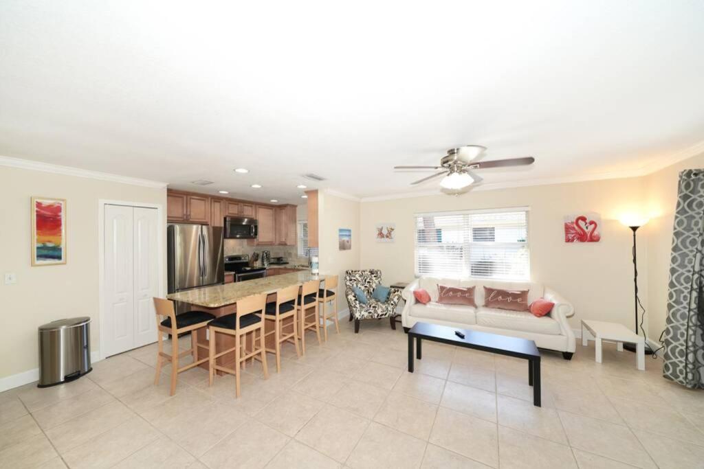 uma sala de estar com um sofá e uma mesa em Pet-Friendly, King Bed, Close to Siesta Beach, Restaurants, Shopping em Sarasota