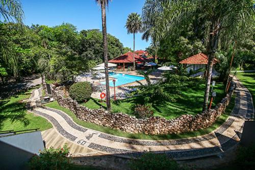 un complejo con piscina y pared de roca en Hotel Pousada Bonsai, en Bonito