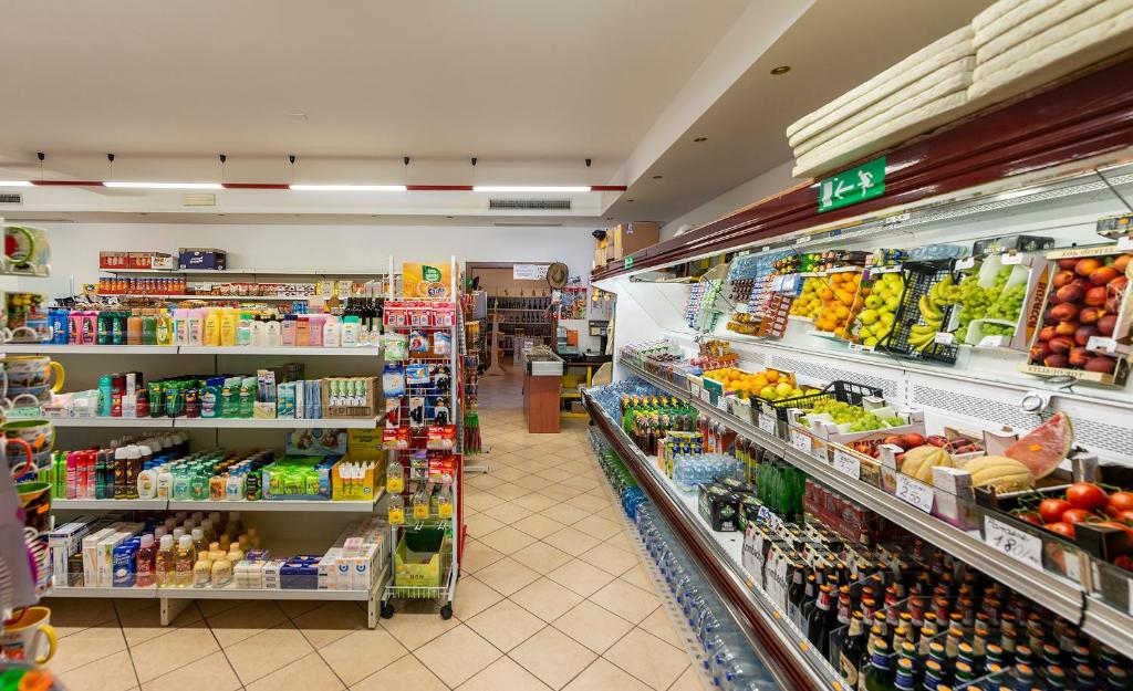 Supermarket nebo jiné obchody v  kempu nebo okolí