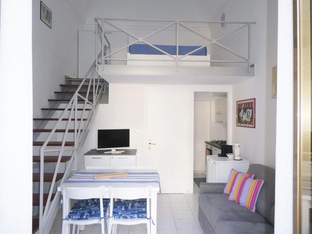 uma sala de estar com uma secretária e uma cama alta em Centrale appartamento su due livelli "3" em Turim