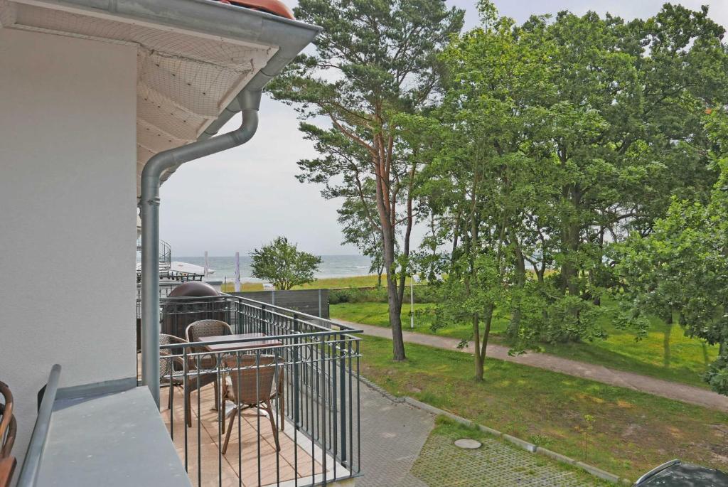 a balcony of a house with a view of the ocean at Baabe Inselparadies Fewo Jasmund R in Baabe