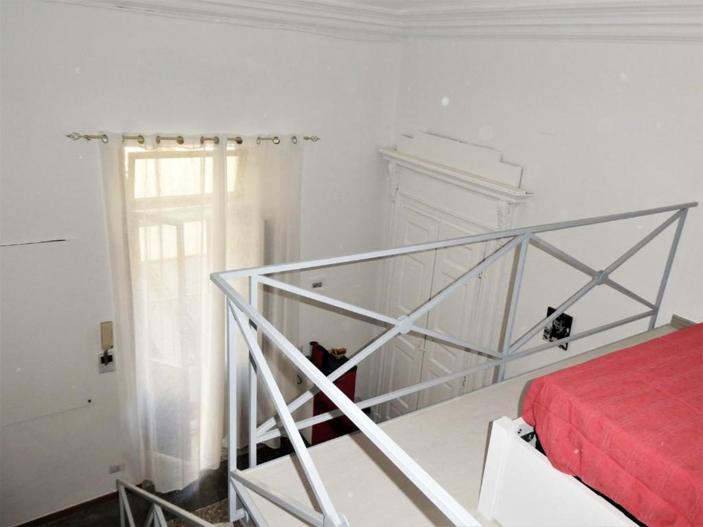 een witte slaapkamer met een bed en een raam bij Centralissimo appartamento su due livelli "2" in Turijn
