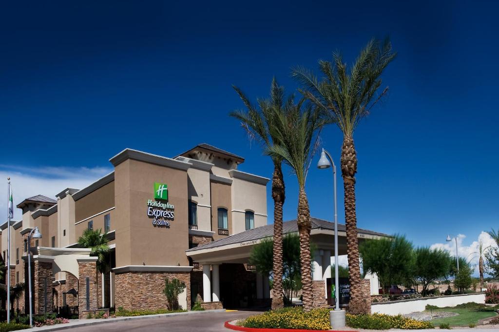un hôtel avec des palmiers devant un bâtiment dans l'établissement Holiday Inn Express & Suites Phoenix Glendale Dist, an IHG Hotel, à Glendale