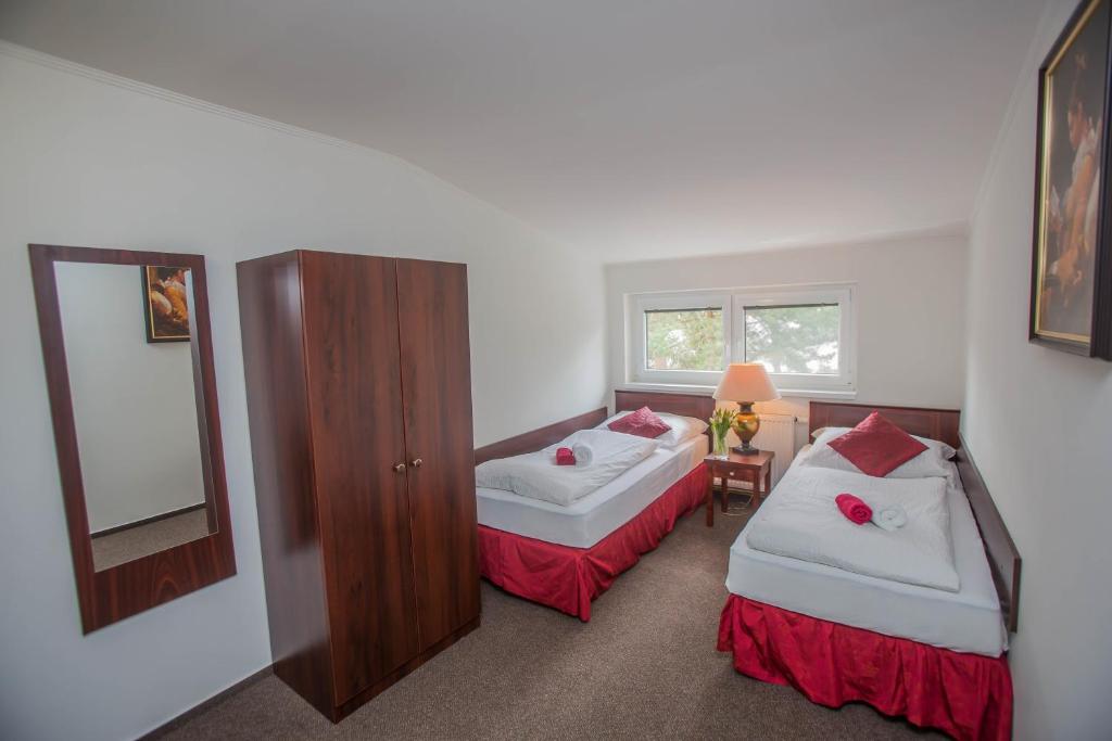 Postel nebo postele na pokoji v ubytování Hotel Koliba