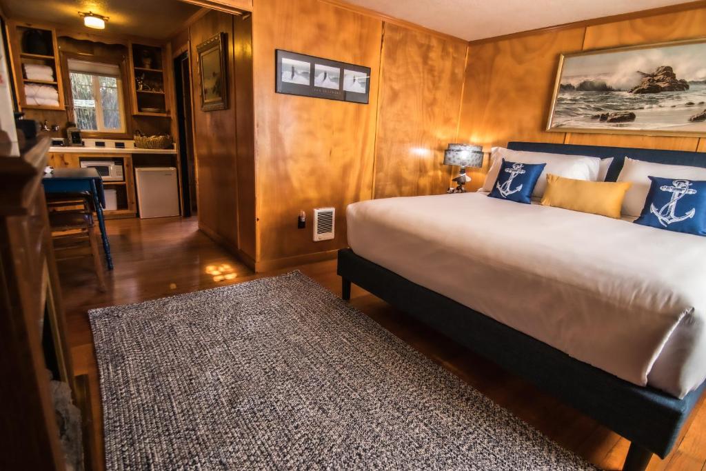 Voodi või voodid majutusasutuse Anchor Inn Resort toas